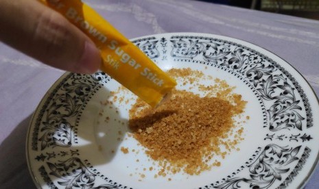 Brown sugar alias gula pasir yang berwarna kecokelatan