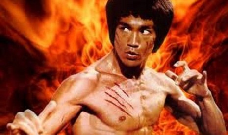 Bruce Lee, salah satu orang terkenal yang meninggal muda. Aktor asal Cina kelahiran Amerika Serikat itu meninggal di usia 32 tahun.