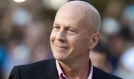 Aktor Die Hard, Bruce Willis, sempat ditawari peran utama di film Ghost. Peran itu kemudian jatuh ke tangan Patrick Swayze.