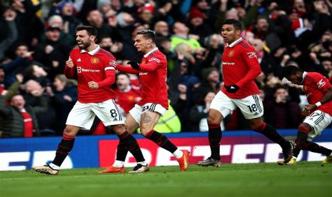 Bruno Fernandes dan rekan-rekannya melakukan selebrasi seusai mencetak gol saat Manchester United melawan Manchester City di Old Trafford, Sabtu (14/1/2023).