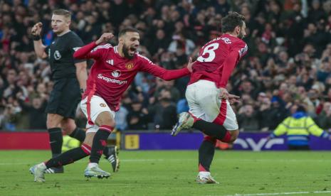 Bruno Fernandes dari Manchester United (kanan) merayakan gol pembuka timnya ke gawang Chelsea dalam pertandingan Liga Primer Inggris di Stadion Old Trafford, Manchester, Inggris, Senin, 4 November 2024 dini hari WIB.. (Foto AP/Ian Hodgson