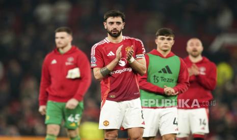 Bruno Fernandes dari Manchester United meninggalkan lapangan setelah pertandingan sepak bola Liga Primer Inggris antara Manchester United dan Arsenal di stadion Old Trafford di Manchester, Inggris, Senin (10/3/2025) dini hari WIB.