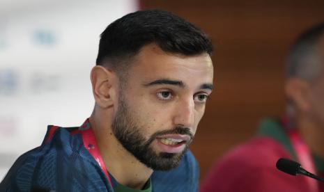 Bruno Fernandes dari Portugal berbicara selama konferensi pers di Pusat Konvensi Nasional Qatar menjelang pertandingan sepak bola Piala Dunia grup H antara Portugal dan Ghana di Doha, Qatar, Rabu, 23 November 2022. 