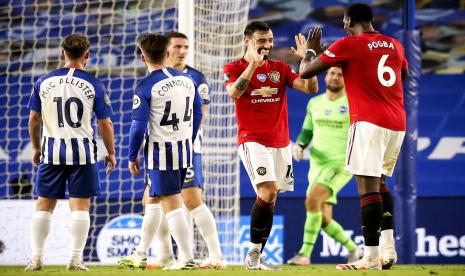 Bruno Fernandes (kedua dari kanan) dan Paul Pogba merayakan keunggulan Manchester United atas Brighton & Hove Albion.