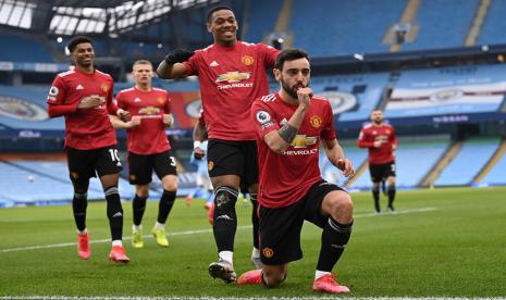 Bruno Fernandes merayakan gol pertama Manchester United di kandang Manchester City, Ahad (7/3) malam WIB.