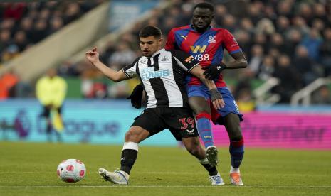 Bruno Guimaraes dari Newcastle United, kiri, bertarung dengan Cheikhou Kouyate dari Crystal Palace selama pertandingan sepak bola Liga Premier Inggris antara Newcastle United dan Crystal Palace di St. James