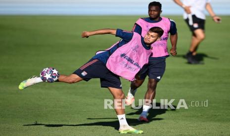 Bruno Guimaraes (kiri) , mantan pemain Olympique Lyon yang kini membela Newcastle United.