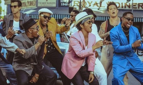 Bruno Mars dalam video klip Uptown Funk