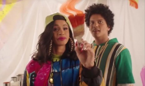 Bruno Mars (kanan) dan raper Cardi B