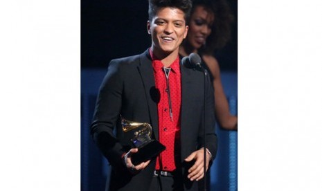 Bruno Mars saat meraih penghargaan Best Pop Vocal Album di ajang Grammy Awards 2014