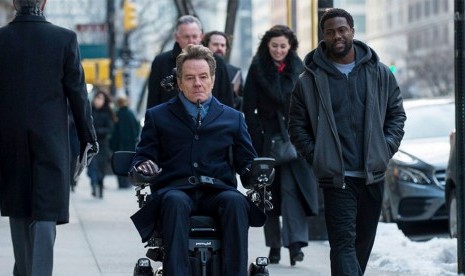 Bryan Cranston dan Kevin Hart dalam film The Upside.