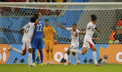 Bryan Ruiz (kanan) merayakan gol ke gawang Yunani dalam laga 16 besar Piala Dunia 2014, Senin (30/6) WIB dini hari. 