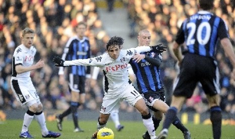 Bryan Ruiz (Tengah Kiri)