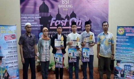 BSI Bandung memberikan santunan kepada anak-anak yatim piatu di Bandung, Rabu (22/6).