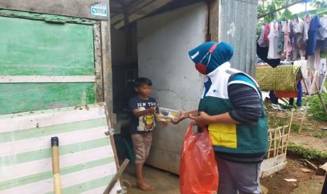 BSI bekerjasama dengan Rumah Zakat memberikan makanan tambahan kepada ibu hamil, balita dan anak sekolah di Pamoyanan khususnya yang ada dibawah pelayanan Posyandu Melati RW 12 Pamoyanan, Kota Bogor, Jawa Barat