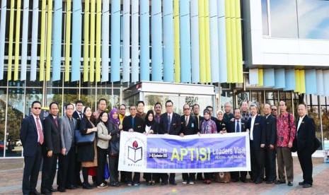 BSI bersama Aptisi melakukan kunjungan kerja ke Australia awal September 2015. Pada kesempatan tersebut BSI menandatangani nota kesepahaman (MoU) dengan dua perguruan tinggi Australia.