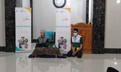 BSI bersama Rumah Zakat aktif melakukan pembinaan pada masyarakat Desa, salah satunya Kajian Malam Jumat yang berlokasi di Masjid Aisyah Desa Timbuseng yang dilaksanakan pada Kamis (10/6).