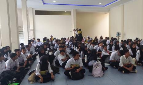 BSI Career Center (BCC) memberikan dukungan penuh dalam kegiatan Masa Pengenalan Lingkungan Sekolah (MPLS) di SMK Yapin Bekasi dengan mengadakan seminar karir. 