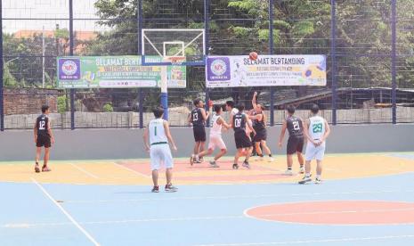 BSI FLASH Sport Competition 2023 dengan tema Generasi Juara & Bertalenta Digital tetap mempertandikan tiga cabang olah raga yakni Basket, Voli dan Futsal. Peserta yang mengikuti BSI FLASH 2023 ini yakni pelajar tingkat SMA/SMK/MA/sederajat.