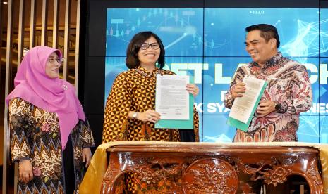 BSI Jadi Bank Syariah Pertama Penyedia Layanan RDN Online  (Caption). Jakarta, 13/12. PT Bank Syariah Indonesia Tbk (BSI) menjadi bank syariah pertama di Indonesia penyedia layanan Rekening Dana Nasabah (RDN) secara online. Terobosan tersebut merupakan bentuk nyata dari komitmen BSI dalam memberikan solusi perbankan syariah yang lebih inklusif di Tanah Air.   Peresmian ini dihadiri oleh Direktur Sales & Distribution BSI Anton Sukarna (paling kanan), Direktur Pengembangan Pasar Modal dan Pasar Modal Syariah OJK Fadilah Kartikasari (kiri) dan Direktur Ritel PT Mandiri Sekuritas Theodora V.N (tengah).