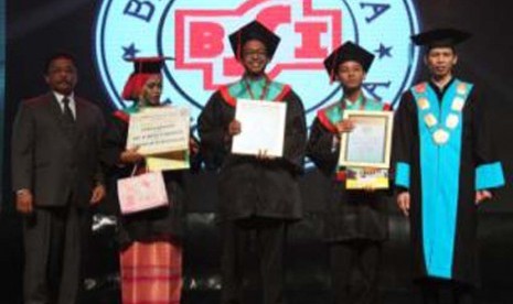 BSI memberikan penghargaan kepada wisudawan terbaik, Selasa (11/8).