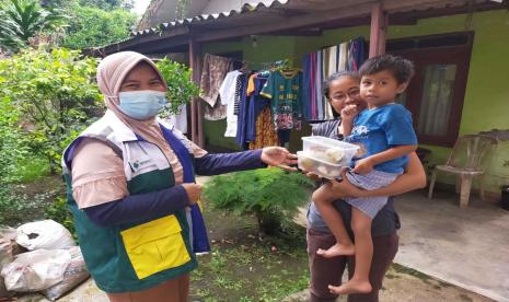 BSI yang bekerjasama dengan Rumah Zakat memberikan makanan tambahan kepada ibu hamil, balita dan anak sekolah di Pamoyanan khususnya yang ada dibawah pelayanan Posyandu Melati RW 12Pamoyanan, Kota Bogor, Jawa Barat.