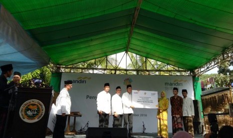 BSM menyerahkan bantuan untuk sanitasi pesantren di Cirebon.