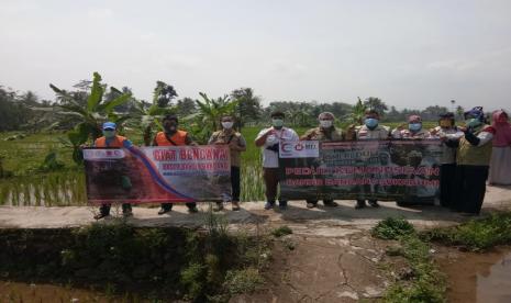 BSMI bersama MTT Foundation menyalurkan 300 paket bantuan untuk korban banjir bandang Sukabumi.