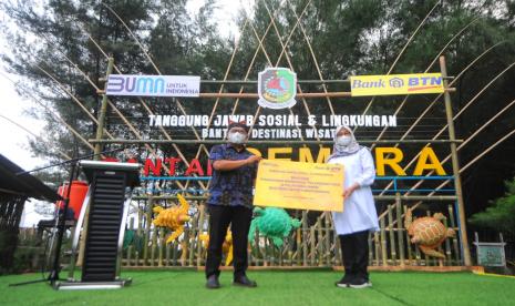 BTN bekerjasama dengan Pemerintah Daerah Kabupaten Banyuwangi melakukan penanaman 10 ribu mangrove, pelepasan seribu tukik, bantuan sarana prasarana UMKM serta pelatihan bagi pelaku UMKM di daerah Banyuwangi khususnya destinasi wisata Pantai Cemara.