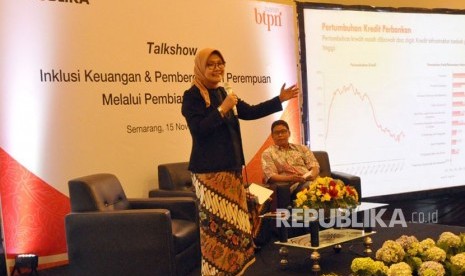  BTPN Syariah bersama Republika menggelar talkshow bertajuk 'Inklusi Keuangan dan Pemberdayaan Perempuan melalui Pembiayaan Syariah' di RM Rodjo Semarang, Rabu (15/11). Talkshow menghadirkan pembicara Direktur BTPN Syafiah, Ratih Rachmawaty, Direktur Eksekutif Center of Reform in Ecinomics (CORE) Indonesia, Hendri Saparini dengan moderator Pemred Republika Online (ROL), Elba Damhuri.