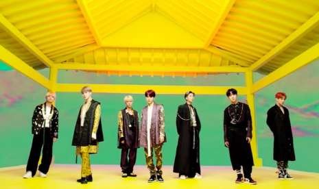 BTS dalam video klip Idol.