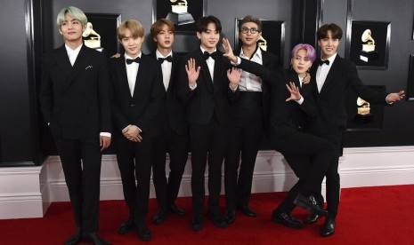 BTS di karpet merah Grammy, Ahad (10/2), di Los Angeles.