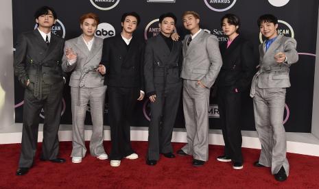 BTS menggondol tiga penghargaan American Music Awards 2021, termasuk Artist of the Year.