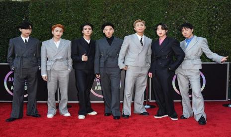 Grup K-pop BTS yang berada di naungan agensi Hybe. Salah satu penggila K-pop mencatat jumlah lagu K-pop yang dirilis oleh artis dari masing-masing label musik besar tersebut.