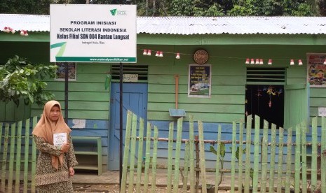 Bu Niar mengajar di sebuah sekolah yang terletak di sebuah dusun kecil bernama Nunusan.