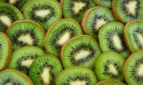 Buah kiwi dapat mendukung kesehatan jantung, kesehatan pencernaan, dan kekebalan tubuh.