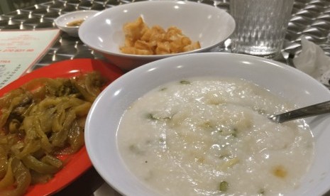 Bubur ikan dori di restoran Bubur Cap Tiger, Jl Cikajang, Jakarta Selatan.