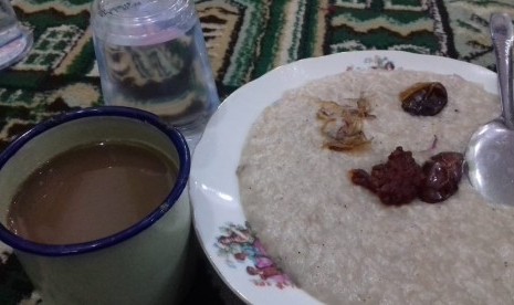 Menu Buka Puasa Populer Khas Nusantara (1). Foto: Bubur Samin dengan lauk sambal goreng dan kurma lengkap dengan secanhkir kopi susu menjadi menu takjil yang disuguhkan pada jamaah di masjid Darussalam Solo 