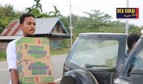 Budaya gotong royong yang telah menjadi nyawa bangsa ini,  terwujud ketika Indonesia menghadapi Covid-19. Berbagai wilayah di Indonesia menjadi sasaran bantuan kantor-kantor pelayanan Bea Cukai yang bertujuan untuk meringankan beban ekonomi para warga yang terdampak, tak terkecuali Badau di Kabupaten Kapuas Hulu, Kalimantan Barat dan Bekasi, Jawa Barat.