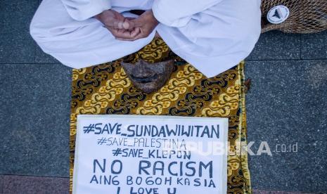 Budayawan berdoa saat aksi dukung Sunda Wiwitan Cigugur di depan Gedung Sate Bandung, Jawa Barat, Senin (27/7/2020). Aksi tersebut sebagai bentuk dukungan dan solidaritas budayawan terkait penyegelan pemakaman tokoh masyarakat adat Karuhun Urang (AKUR) Sunda Wiwitan di situs Curug Goong Cigugur, Kabupaten Kuningan, Jawa Barat serta menuntut pemerintah untuk memberi kebebasan mayarakat adat dalam beribadat dan beragama. 