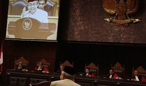 Budayawan Taufik Ismail memberikan keterangannya saat menjadi saksi ahli dalam sidang permohonan pengujian UU Nomor 1 Tahun 1965 tentang Penyalahgunaan dan/atau Penodaan Agama di Gedung Mahkamah Konstitusi, Jakarta, Rabu (24/3).