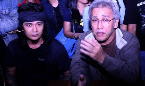 Budi Cilok (Kiri) bersama Iwan Fals (Kanan) usai tampil bersama di peluncuran album Budi Cilok, Jumat (29/8) malam di Rolling Stones Cafe, Jakarta