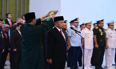 Budi Prijono mengucapkan sumpah jabatan menjadi Wakil Ketua Badan Pemeriksa Keuangan (BPK) di Gedung Mahkamah Agung (MA), Jakarta, Jumat (18/10/2024).