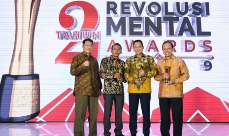 Budi Waseso, Direktur Utama Perum Bulog meraih dinobatkan sebagai The Best CEO Revolusi Mental Etos Kerja