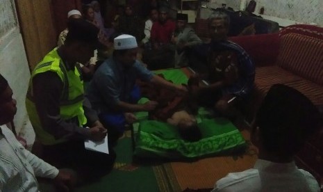 Budianto (7 tahun). Bocah kelas satu SD yang telah menjadi yatim-piatu  tewas terseret arus Sungai Cikeusal, Desa Cikeusal, Kecamatan Talaga, Kabupaten Majalengka.