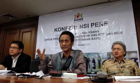 Budyarto Linggowiyono (tengah), Ardian Elkana (kiri) dan Rudi Sanyoto memberikan keterangan kepada wartawan terkait Ekspektasi Dunia Usaha Untuk Pengembangan Industri Kreatif dan MICE pada Pemerintahan Baru, Jakarta, Rabu (1/10). (Republika/ Yasin Habibi)