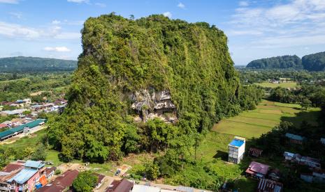 Built karst letak Situs Leang Karampuang, Maros, Sulawesi Selatan. Di dalam bukit ini, arkeolog BRIN dan Griffith University menemukan lukisan gua tertua di dunia.