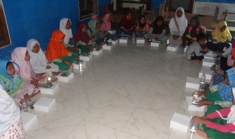 Buka bersama (bukber) dengan santri di Desa Cilacap, Kecamatan Cilacap Selatan, Kabupaten Cilacap,  Jawa Tengah.