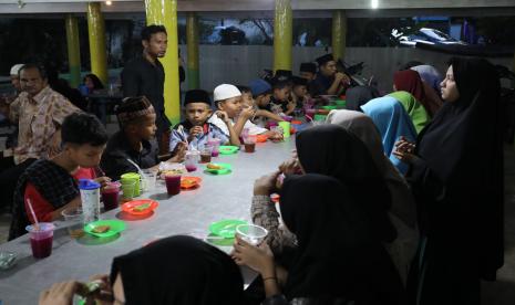 Buka bersama di di Yayasan Panti Asuhan Darul Aitam Aceh Sepakat Jalan Medan Area Selatan, Kelurahan Sukaramai, Kecamatan Medan Area, Kota Medan, Sumatra Utara. 