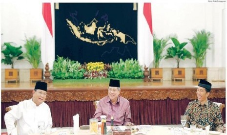 Buka Bersama Presiden Susilo Bambang Yudhoyono(tengah) duduk bersama calon presiden Prabowo Subianto(kiri) dan Joko Widodo di Istana Negara,Jakarta,Ahad(20/7).